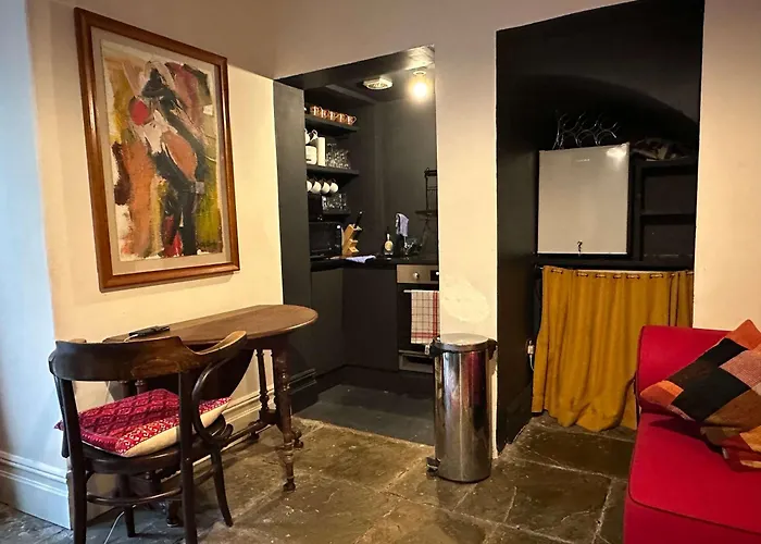 One Bedroom Basement Flat In Canynge Square